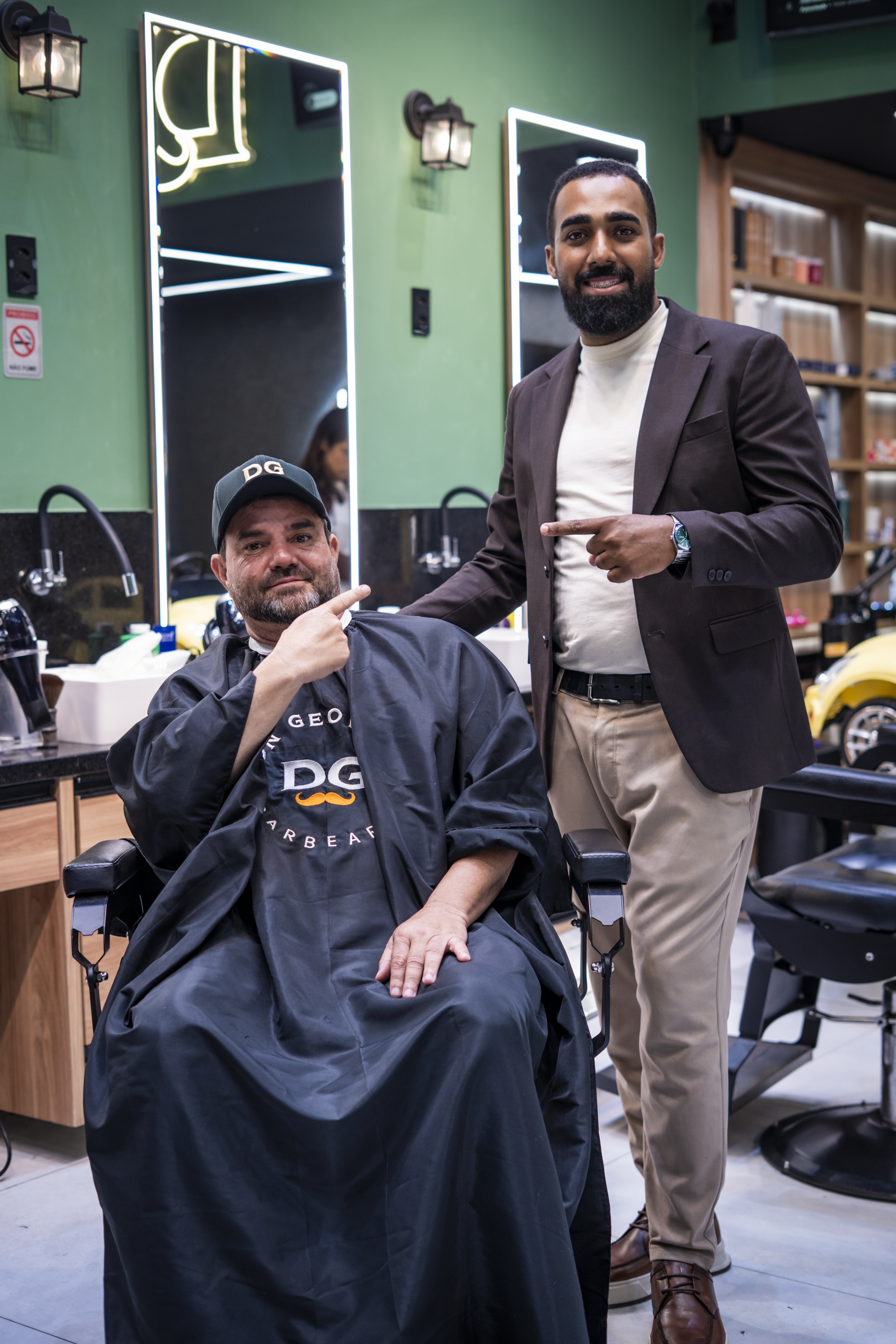Cliente sendo atendido na barbearia